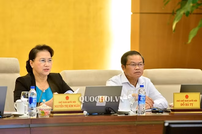 Chủ tịch Quốc hội Nguyễn Thị Kim Ngân thảo luận tại phiên họp