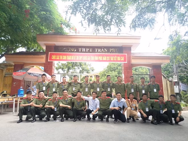 Đội hình tình nguyện tiếp sức mùa thi Học viện ANND tại một điểm thi ở Vĩnh Phúc.
