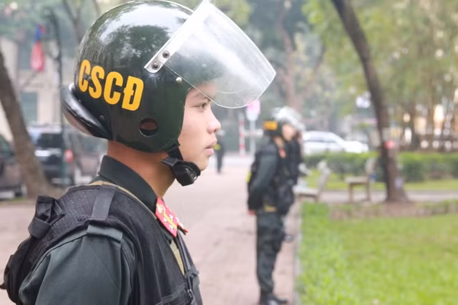 CSCĐ lập "lá chắn sống" trên phố Lê Phụng Hiểu.