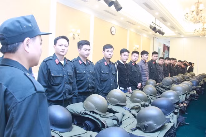 Tư lệnh CSCĐ Phạm Quốc Cương kiểm tra công tác ứng trực sẵn sàng chiến đấu của kíp chống khủng bố và giải cứu con tin, rà phá bom mìn
