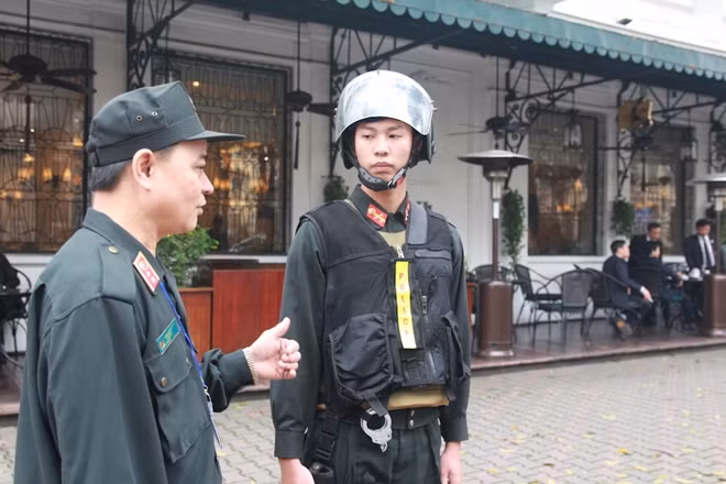 Tư lệnh CSCĐ động viên chiến sỹ làm nhiệm vụ bảo vệ trước khách sạn Metropole