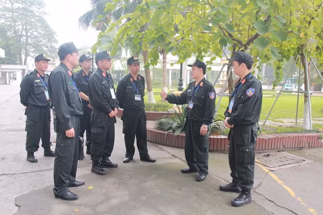 Tư lệnh CSCĐ trao đổi công tác với các CBCS