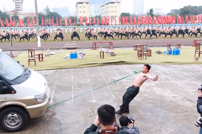 Chiếc xe từ từ dịch chuyển dưới sự trầm trồ của đồng đội và các đại biểu
