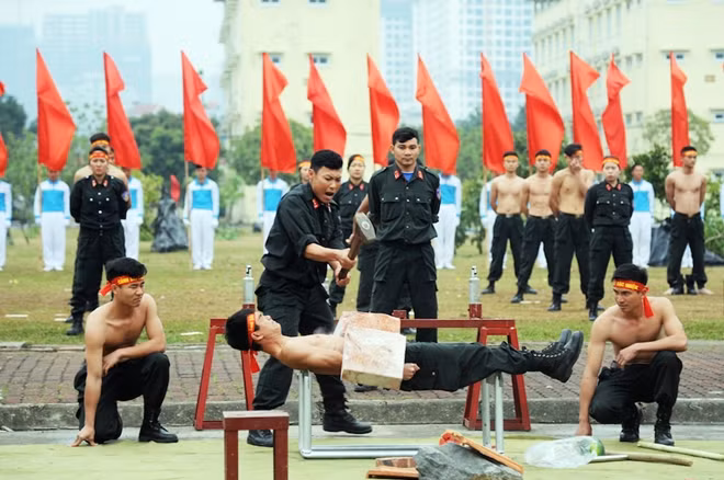 Treo mình trên cao công phá đá trên phần bụng của CBCS