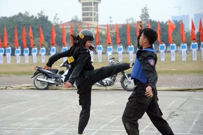 Thượng sỹ Nguyễn Thị Diện tham gia tình huống đánh đối kháng