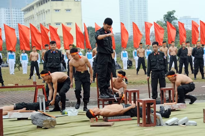 Thả lê AK từ trên cao xuống bụng
