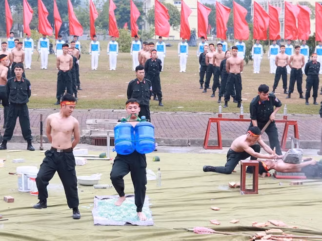 Dùng răng nâng vật nặng đạp chân trên thủy tinh
