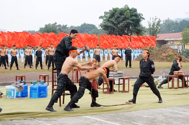 Bài tập ngự thiết công, chiến sỹ CSĐN dùng yết hầu đẩy cây thương sắc nhọn và thanh sắt phi 12 chịu sức công phá