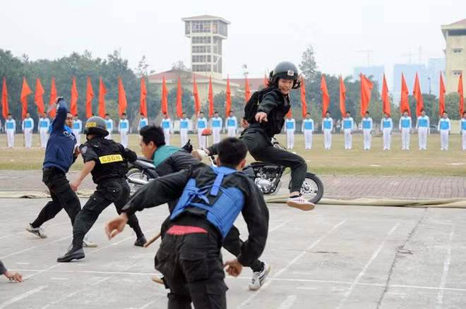 Việc nữ chiến sỹ phối hợp với nam chiến sỹ trong tình huống đánh đối kháng là điểm mới của lần huấn luyện này