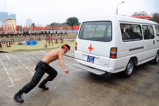 Dùng yết hầu đẩy xe ôtô