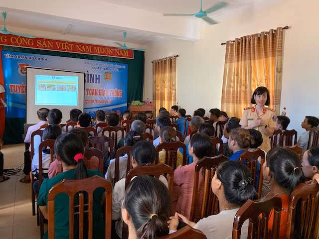 Tuổi trẻ Cụm thi đua số 3 tuyên truyền, phổ biến pháp luật về an toàn giao thông Tuổi trẻ Cụm thi đua số 3 tuyên truyền, phổ biến pháp luật về an toàn giao thông
