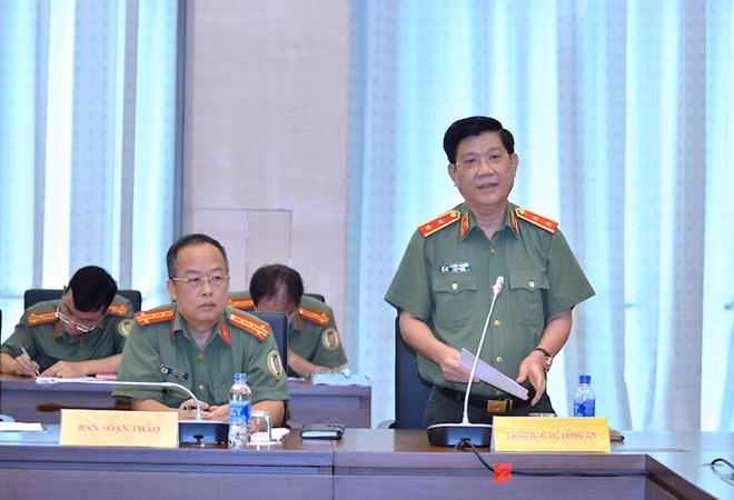 Thứ trưởng Nguyễn Văn Sơn trình bày tóm tắt Tờ trình Dự án Luật Xuất cảnh, nhập cảnh của công dân Việt Nam