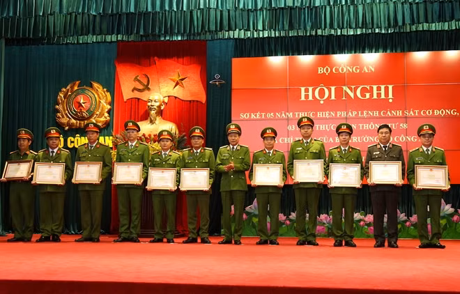 Thứ trưởng Lê Quý Vương trao tặng Bằng khen của Bộ Công an cho các cá nhân xuất sắc