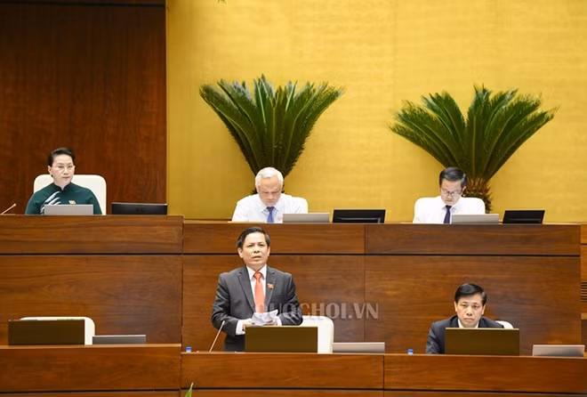 Bộ trưởng Nguyễn Văn Thể trả lời chất vấn