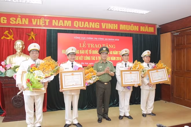 Thứ trưởng Nguyễn Văn Thành trao Huân chương Bảo vệ Tổ quốc cho các đồng chí lãnh đạo Tổng cục Chính trị CAND