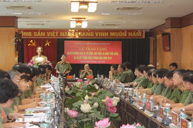 Trung tướng Trần Bá Thiều phát biểu tại hội nghị