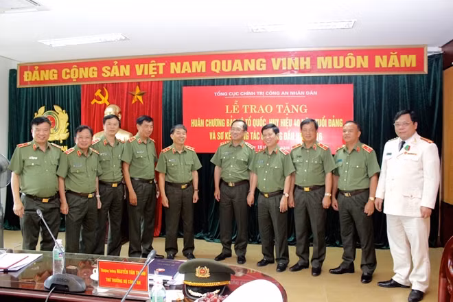 Thứ trưởng Nguyễn Văn Thành cùng các đại biểu dự hội nghị