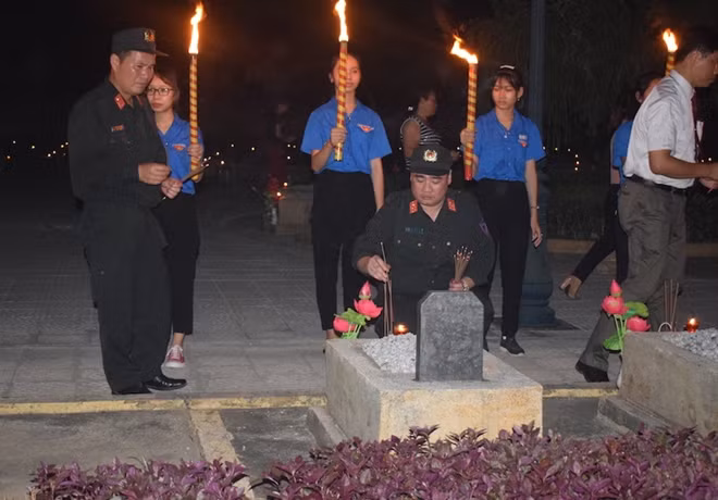 Và thắp nến tri ân, dâng hương tại các phần mộ liệt sỹ