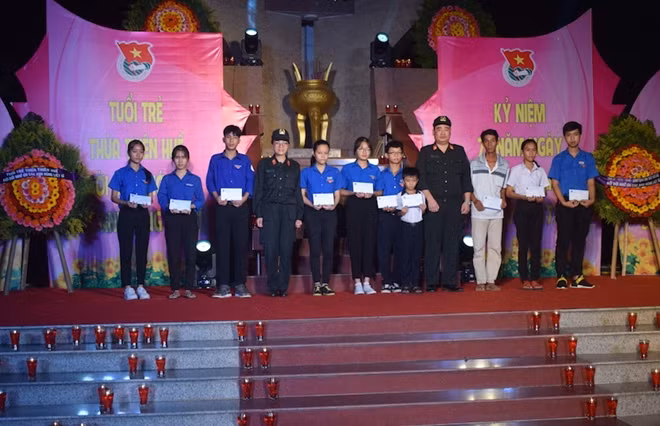 Tặng quà cho học sinh có hoàn cảnh đặc biệt khó khăn có thành tích học tập xuất sắc
