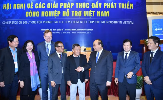 Thủ tướng Nguyễn Xuân Phúc trao đổi với các đại biểu tại hội nghị
