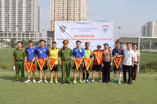 Lãnh đạo Cục Chính trị Bộ Tư lệnh CSCĐ tặng cờ lưu niệm cho các đội