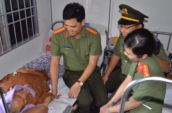 Thường trực Đoàn Thanh niên Bộ Công an và các đơn vị thuộc cụm thi đua số 8 thăm, tặng quà mẹ Việt Nam anh hùng Phạm Thị Líu.