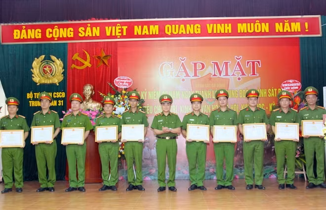 Tư lệnh CSCĐ trao Bằng khen của Bộ Công an tặng các cá nhân