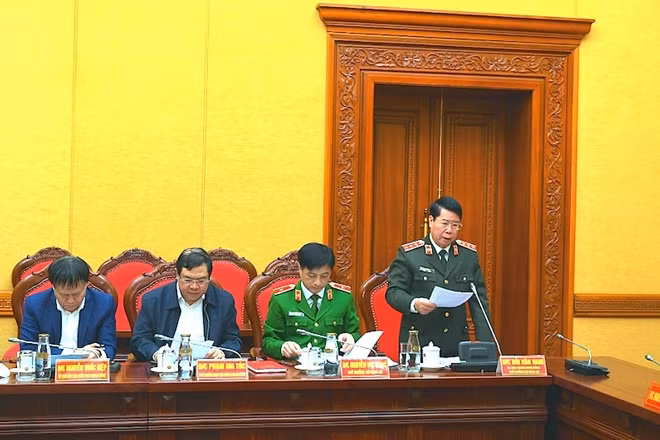 Thứ trưởng Bùi Văn Nam trình bày báo cáo tại hội nghị.