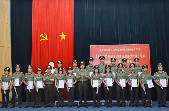 Đại tá Trần Thanh Phong, Phó Cục trưởng và Đại tá Bùi Anh Tuấn, Phó Cục trưởng trao Quyết định cho CBCS.