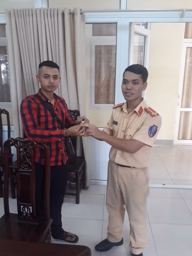 Trung uý Cao Trung Nghĩa bàn giao nhẫn vàng cho anh Nguyễn Ngọc Dương