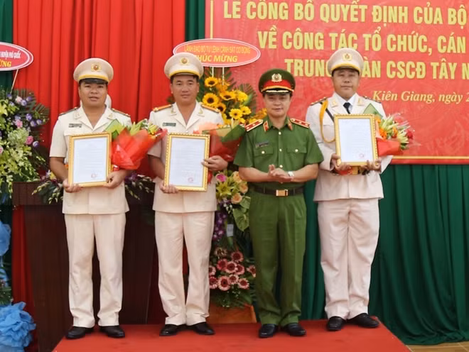 Trung tướng Phạm Quốc Cương trao các Quyết định về công tác cán bộ cho Ban chỉ huy Tiểu đoàn CSCĐ, đặc nhiệm