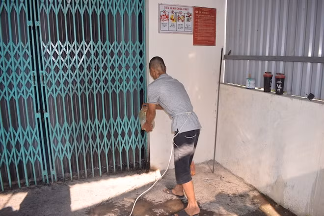 Đối tượng thực nghiệm lại hành động đốt quán.