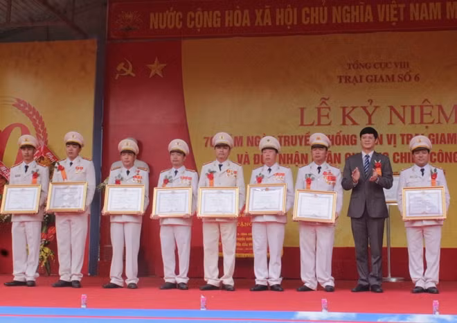 Phó Chủ tịch Thường trực UBND tỉnh Nghệ An Lê Xuân Đại trao Bằng khen của Chủ tịch UBND tỉnh Nghệ An tặng Trại giam Số 6.