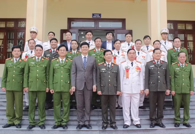 Thứ trưởng Nguyễn Văn Sơn, các đại biểu và CBCS Trại giam số 6.