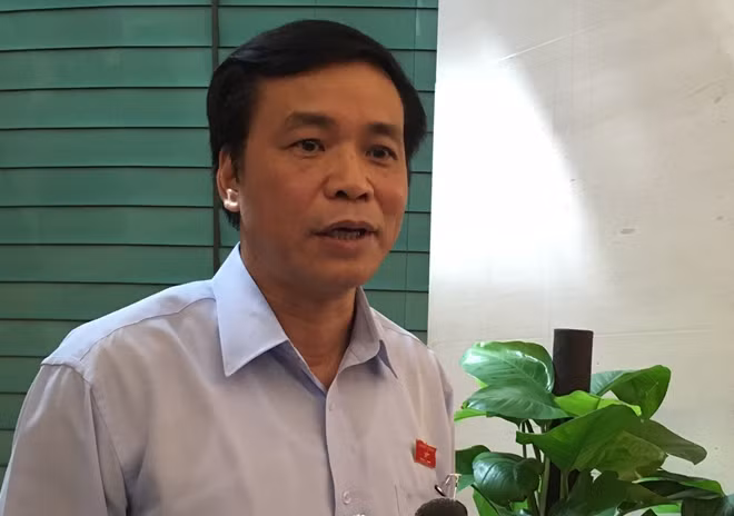 Tổng Thư ký Quốc hội Nguyễn Hạnh Phúc trao đổi với báo chí bên hành lang Quốc hội sáng 15-6