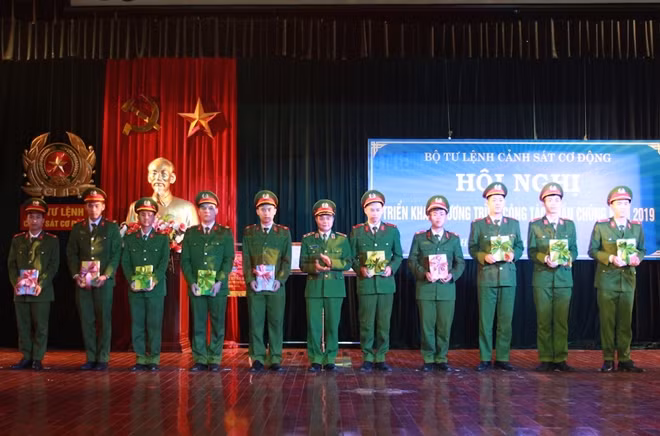 Tư lệnh CSCĐ Phạm Quốc Cương "mừng tuổi sách" các chiến sỹ nghĩa vụ