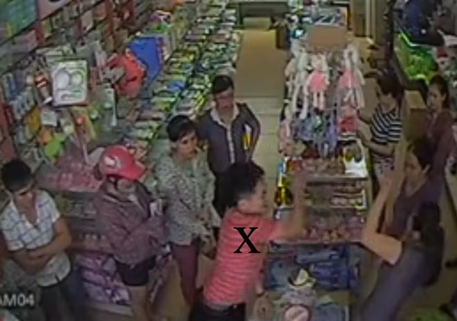 Cường (dấu X) tát chị Bắc tại siêu thị ngày 14-7 (ảnh từ clip camera an ninh)