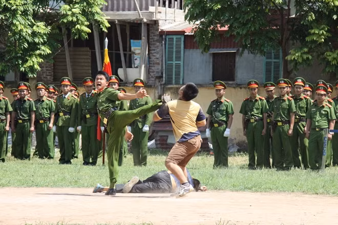 Tuy nhiên với sự mưu trí, linh hoạt sử dụng các động tác võ thuật, chiến sỹ đã nhanh chóng hạ gục các đối tượng.