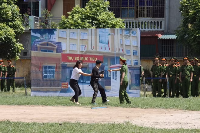 Tình huống 1: Nữ cán bộ của Trung đoàn đang làm nhiệm vụ tại trụ sở mục tiêu thì nghe tiếng hô cướp từ xa. Nữ cảnh sát phát hiện 1 thanh niên chạy về phía mình, tay cầm túi xách.