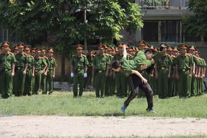 Nữ cảnh sát đã ra đòn tấn công, bay người kẹp cổ quật ngã, khống chế đối tượng.