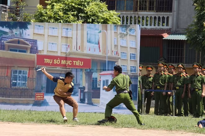 Bất ngờ 2 thanh niên dùng hung khí lao vào tấn công chiến sỹ gác.