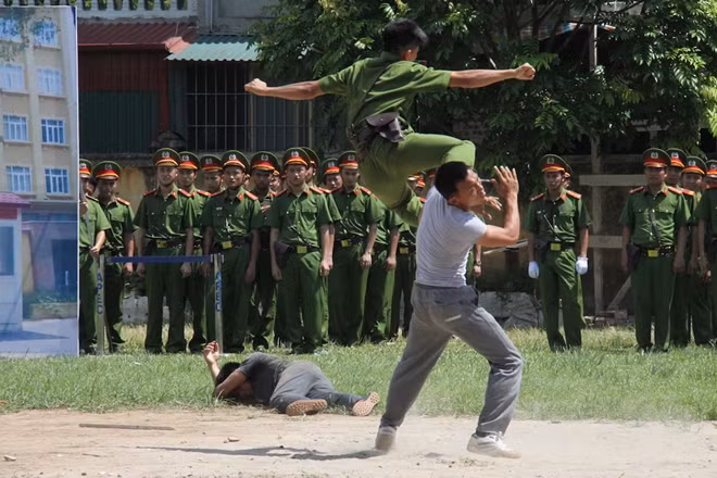 Chiến sỹ gác đã dùng bộ đàm báo cáo chỉ huy Trung đội và đề nghị tăng cường lực lượng hỗ trợ. Thấy vậy các đối tượng đã hành động quá khích, dùng dao, gậy tấn công chiến sỹ gác.