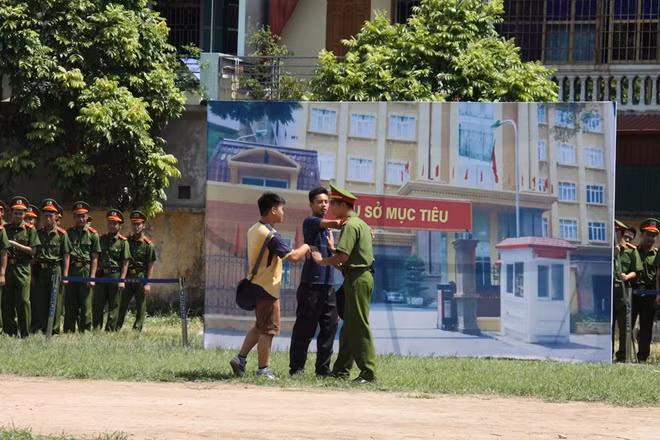 Tình huống 2: Trong quá trình làm nhiệm vụ tuần tra, bảo vệ an toàn cho mục tiêu, chiến sỹ Cảnh sát phát hiện 2 nam thanh niên có nhiều biểu hiện nghi vấn đột nhập mục tiêu trộm cắp tài sản nên đã yêu cầu 2 thanh niên ra khỏi khu vực mục tiêu.
