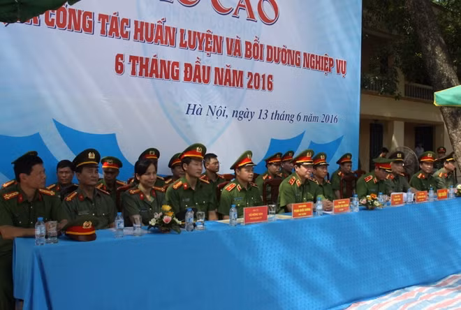 Lãnh đạo Bộ Tư lệnh CSCĐ tham dự buổi báo cáo.