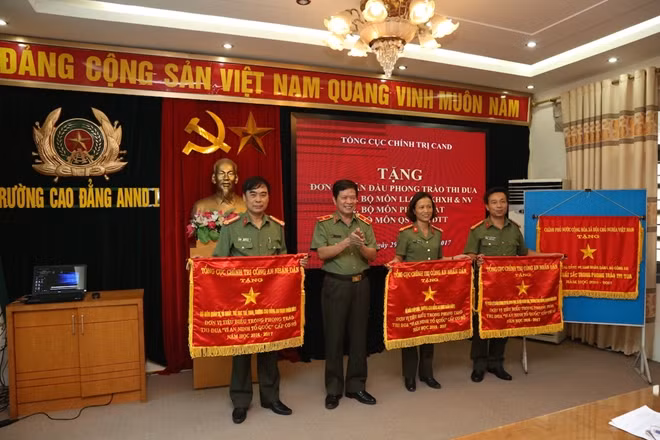 Thiếu tướng, PGS.TS Trần Văn Lang thừa ủy quyền của lãnh đạo Tổng cục Chính trị CAND trao Cờ tặng các đơn vị.