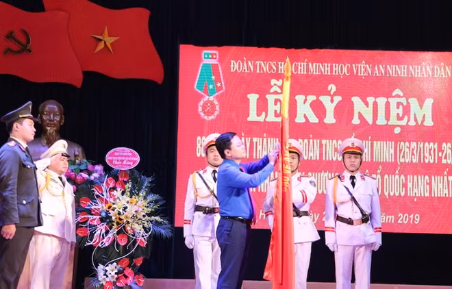Thừa uỷ quyền của Chủ tịch nước, Bí thư Thường trực Trung ương Đoàn Nguyễn Anh Tuấn đã gắn Huân chương Bảo vệ Tổ quốc hạng Nhất lên Cờ truyền thống của Đoàn Thanh niên Học viện ANND.