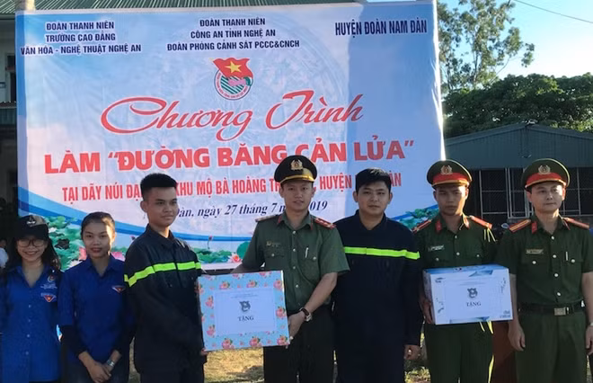 Đoàn Thanh niên Công an tỉnh Nghệ An tặng quà cho đội hình tình nguyện