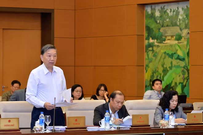 Bộ trưởng Tô Lâm trình bày tóm tắt Tờ trình tại phiên họp.