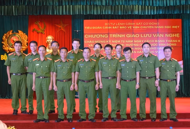 Lãnh đạo Bộ Tư lệnh CSCĐ với cán bộ chiến sỹ Tiểu đoàn