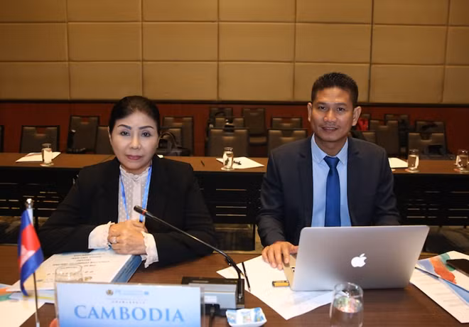 Thống tướng Youk Sokha (bên trái) và thành viên trong đoàn dự hội nghị